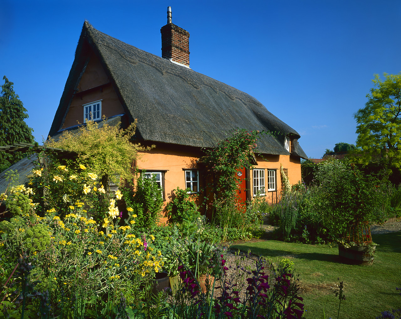 #040143-2 - Thatched Cottage & Garden, Suffolk, England
