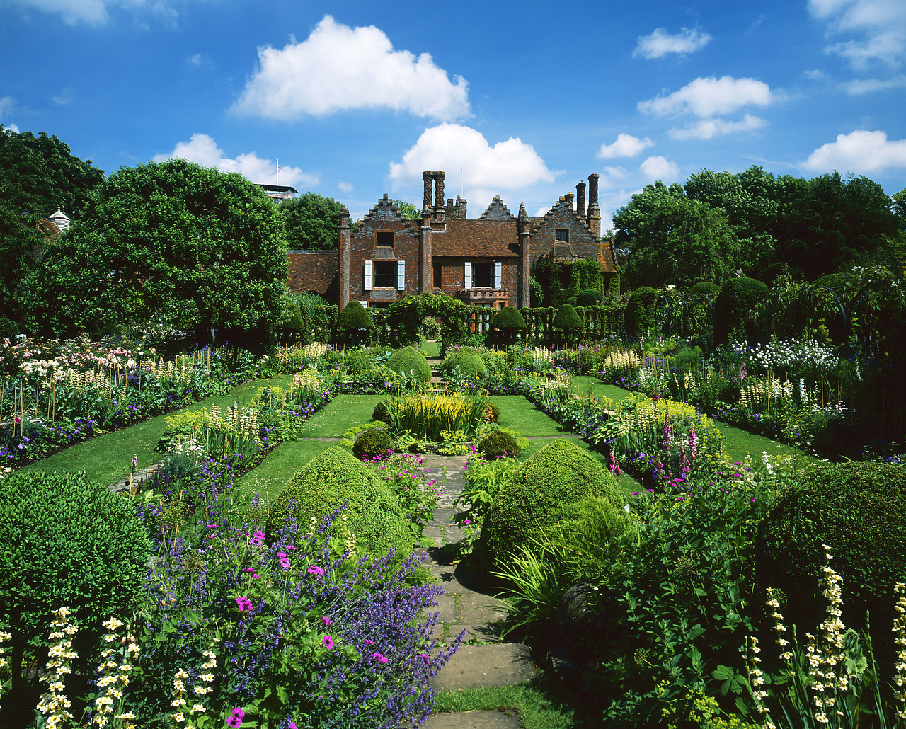 #040163-1 - Chenies Manor Garden, Chenies, Buckinghamshire, England