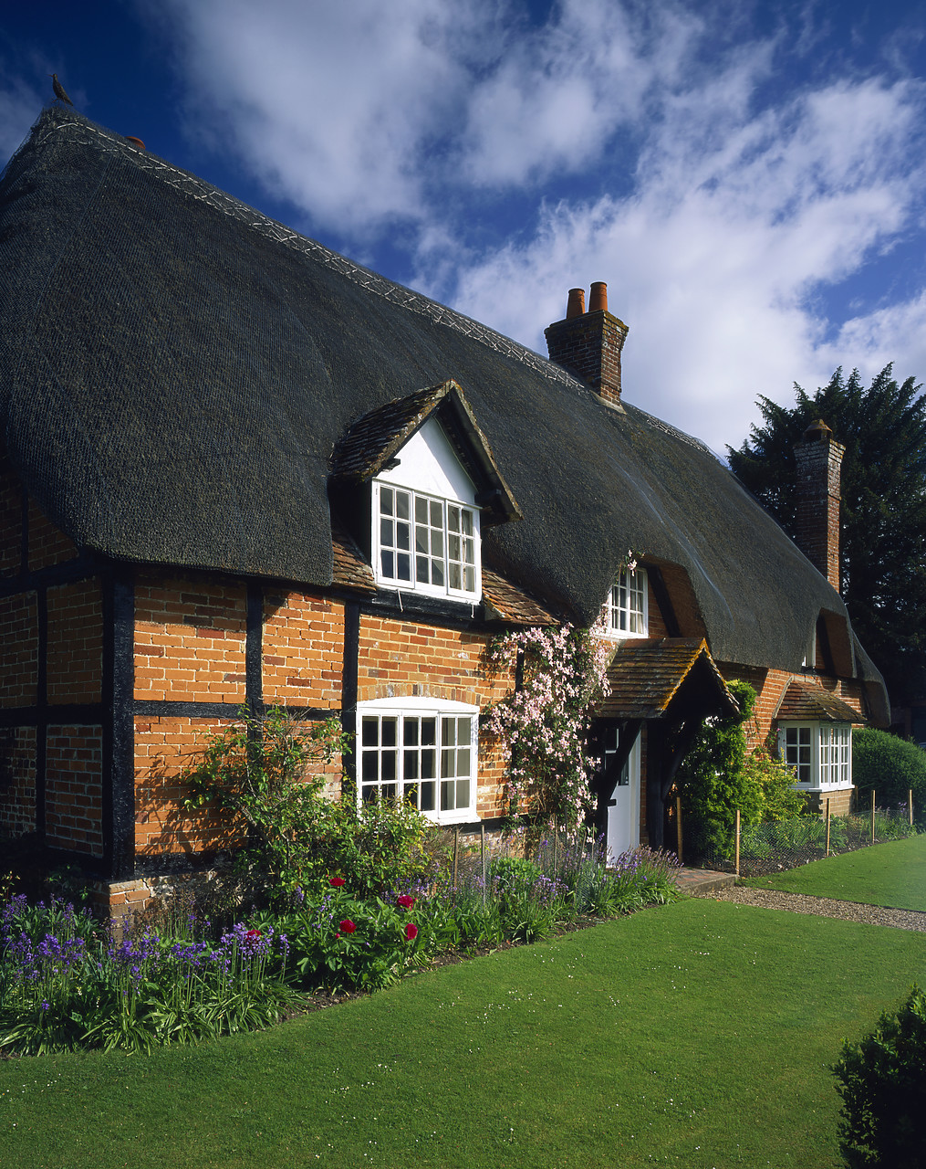 #050122-2 - Thatched Cottage, Longparish, Hampshire, England