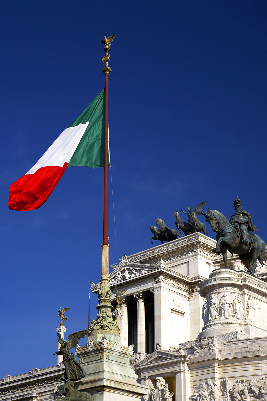 #060451-1 - Italian Flag & Monument of Vittorio Emanuele II, Rome, Italy