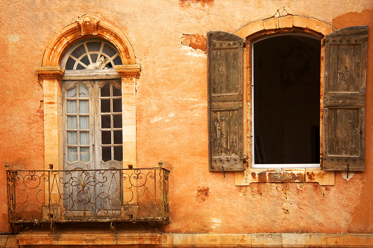 #060470-1 - Rustic Window & Balcony, Roussillon, Provence