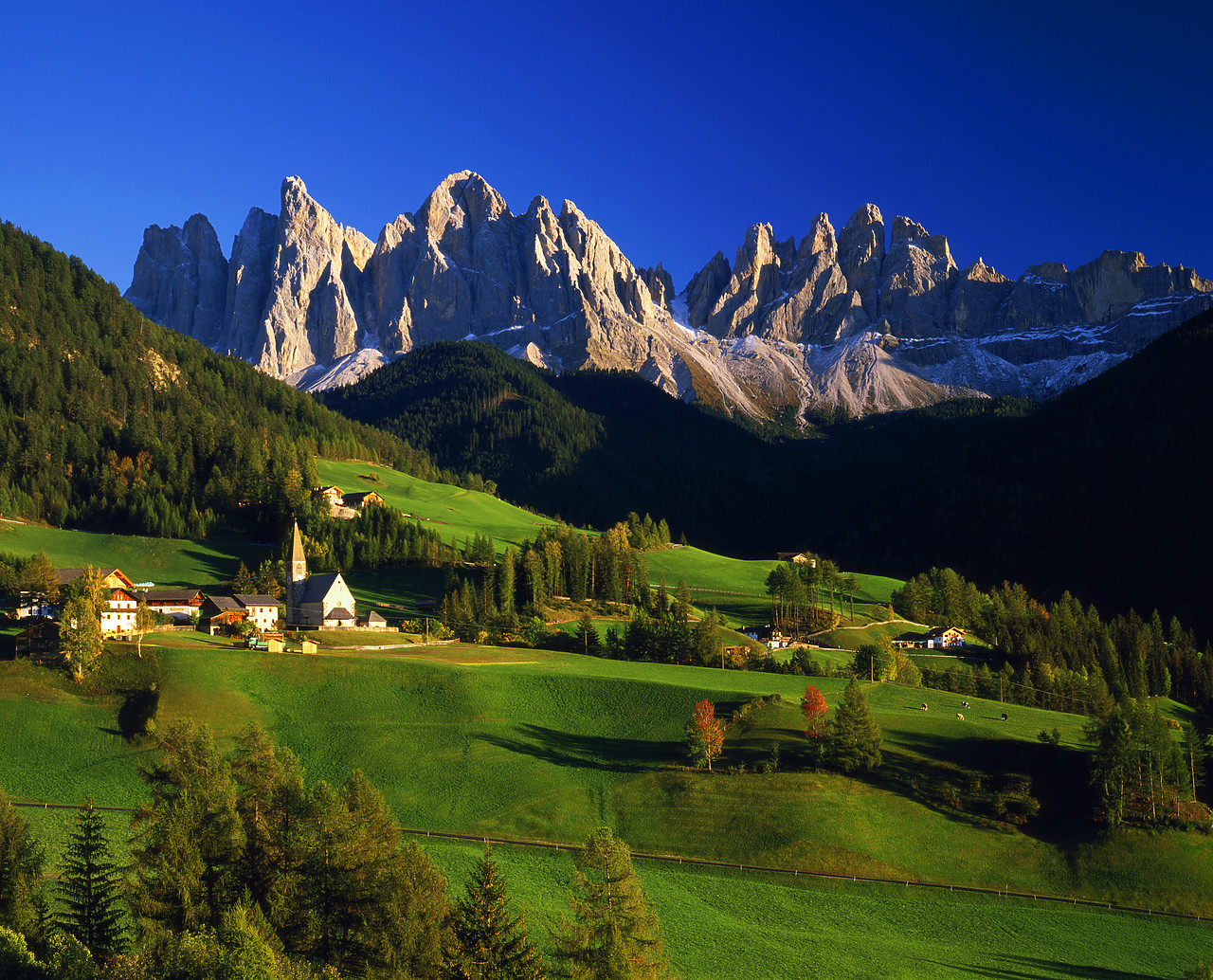 #060559-1 - View over St. Magdalena, Val di Funes, Dolomites, Italy