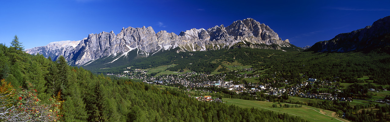 #060588-2 - View over Cortina d'Ampezzo, Dolomites, Italy