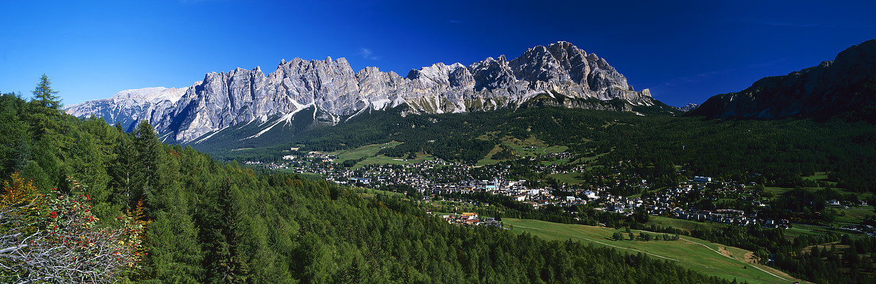#060588-3 - View over Cortina d'Ampezzo, The Dolomites, Italy