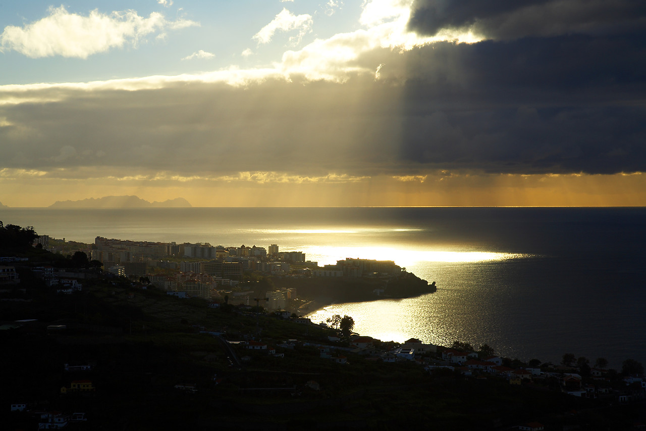 #060685-1 - Sun Rays over Funchal, Madeira