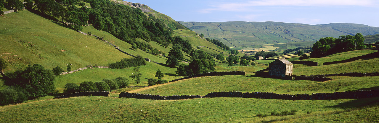 #060792-2 - Stone Barn in Swaledale, Yorkshire Dales National Park, England