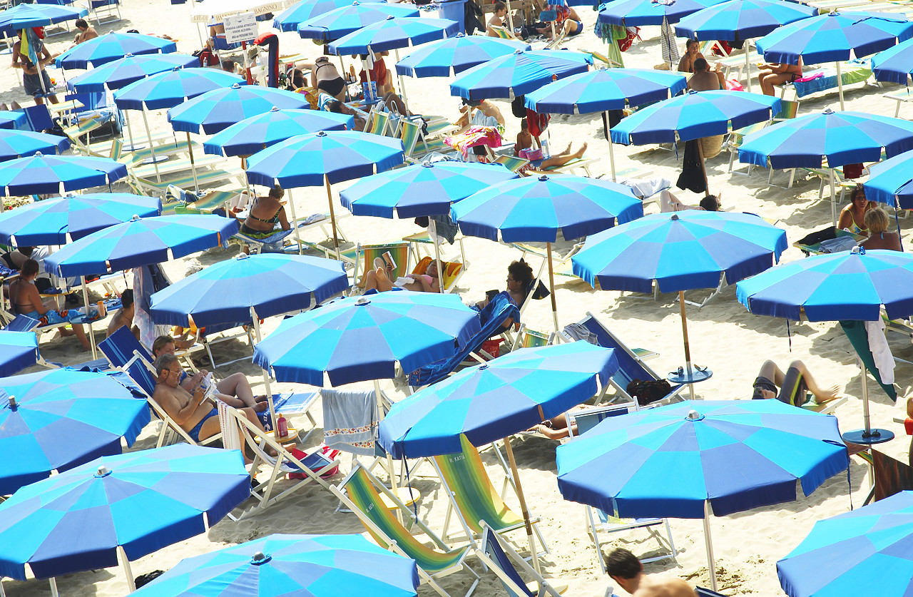 #070291-1 - Blue Beach Umbrella Patterns, Lerici, Liguria, Italy