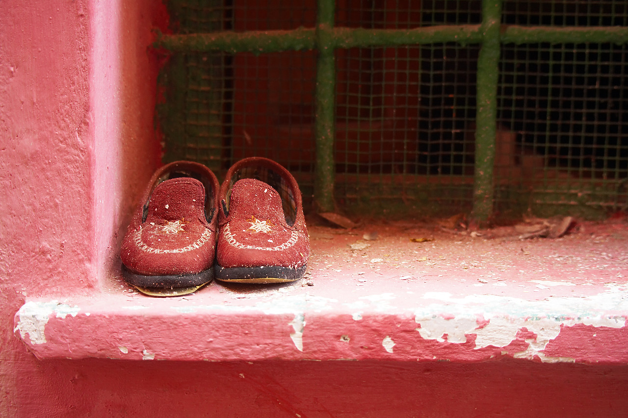 #070294-1 - Red Shoes. Lerici, Liguria, Italy