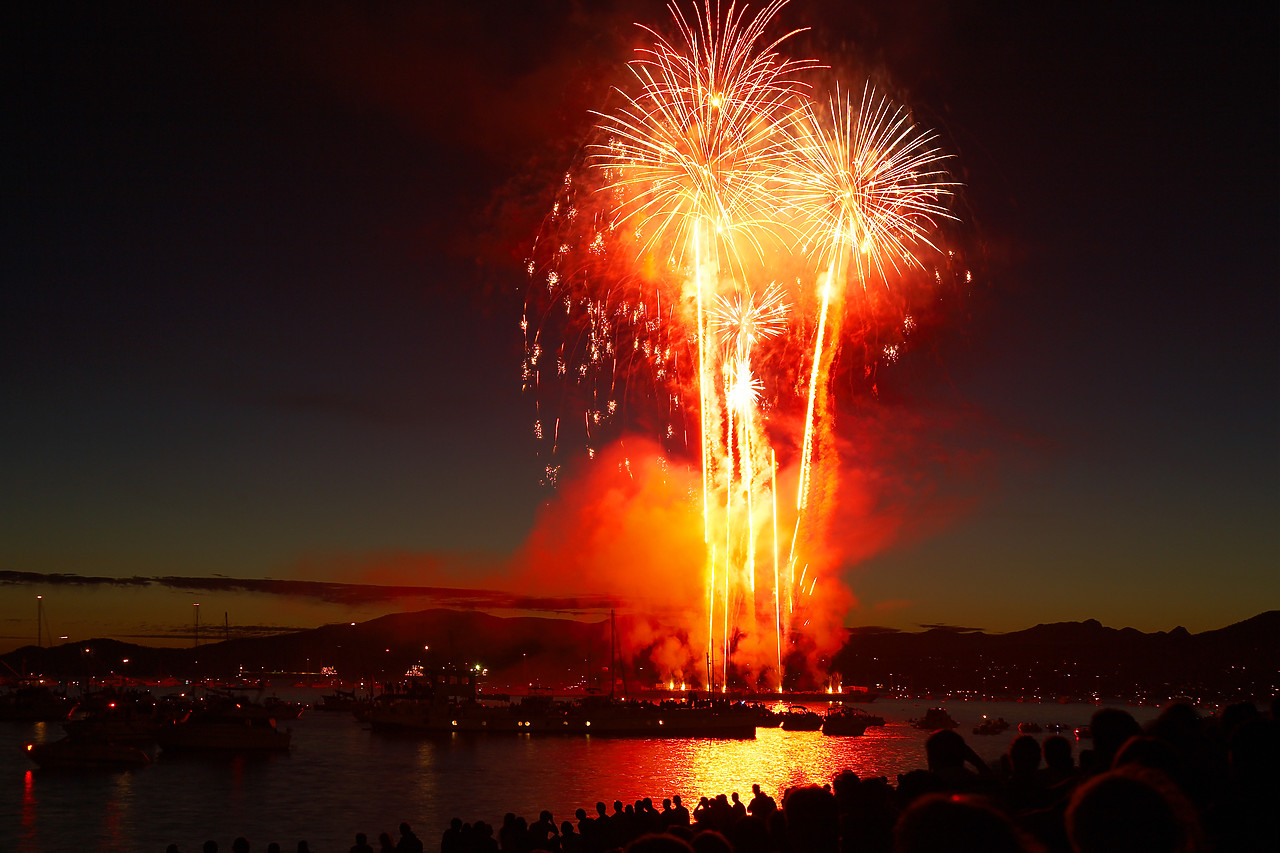 #070307-1 - Fireworks over English Bay, Vancouver, British Columbia, Canada