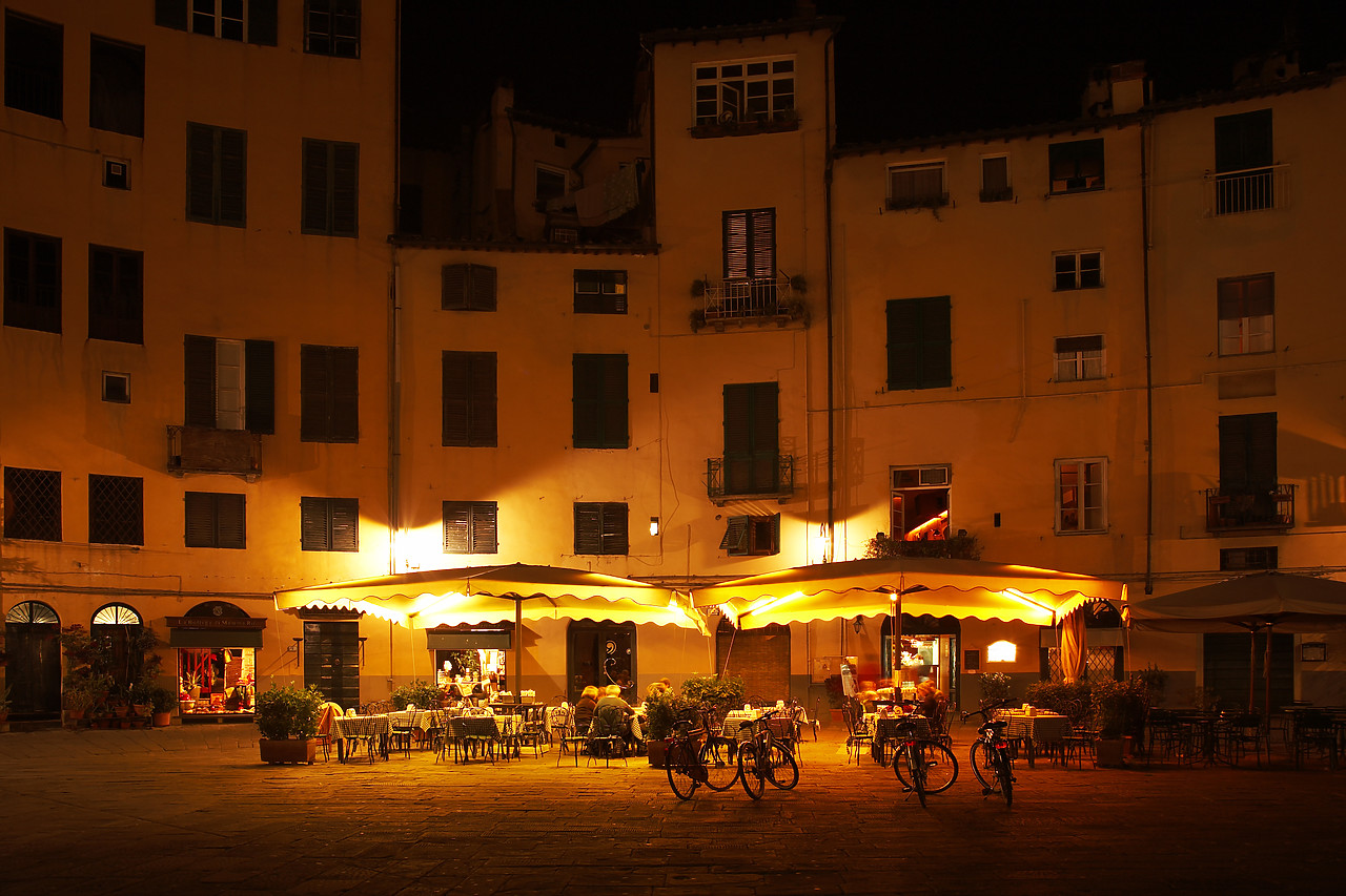 #070444-1 - Ancient Roman Amphitheatre Cafe at Night, Lucca, Tuscany, Italy