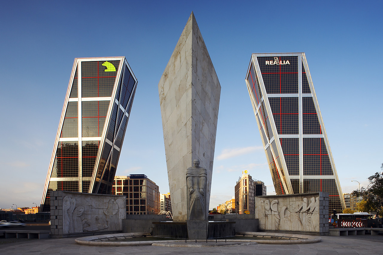 #070462-1 - The Calvo Sotelo Monument & Kio Towers, Madrid, Spain