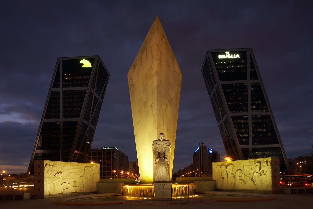 #070463-1 - The Calvo Sotelo Monument & Kio Towers at Night, Madrid, Spain