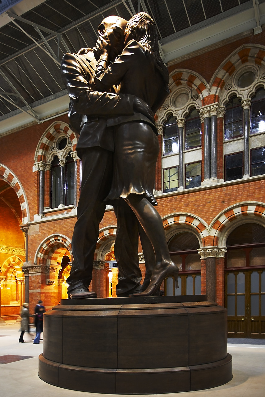 #070497-1 - Embracing Couple Statue, St. Pancras Station, London, England