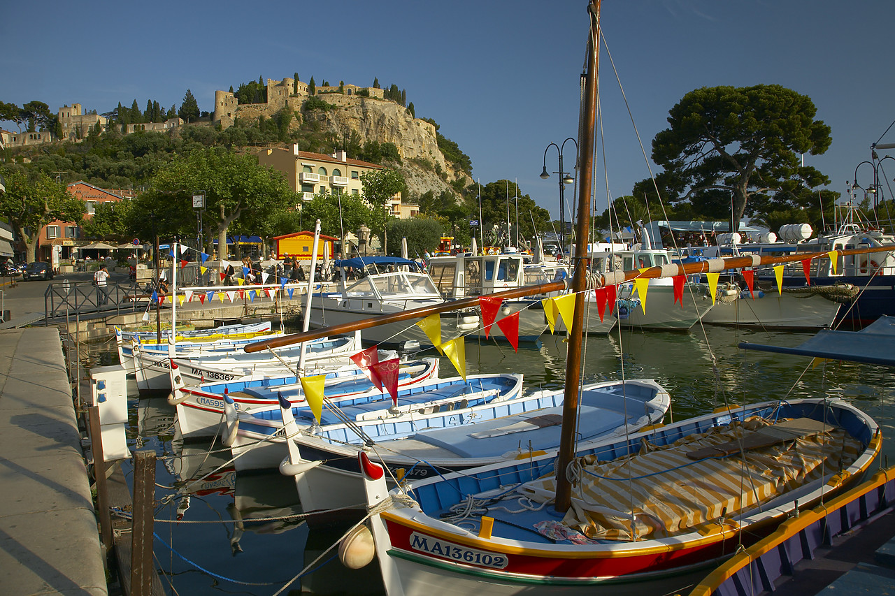 #080187-1 - Cassis Harbour, Bouches du Rhone, Cote d'Azur, Provence, France