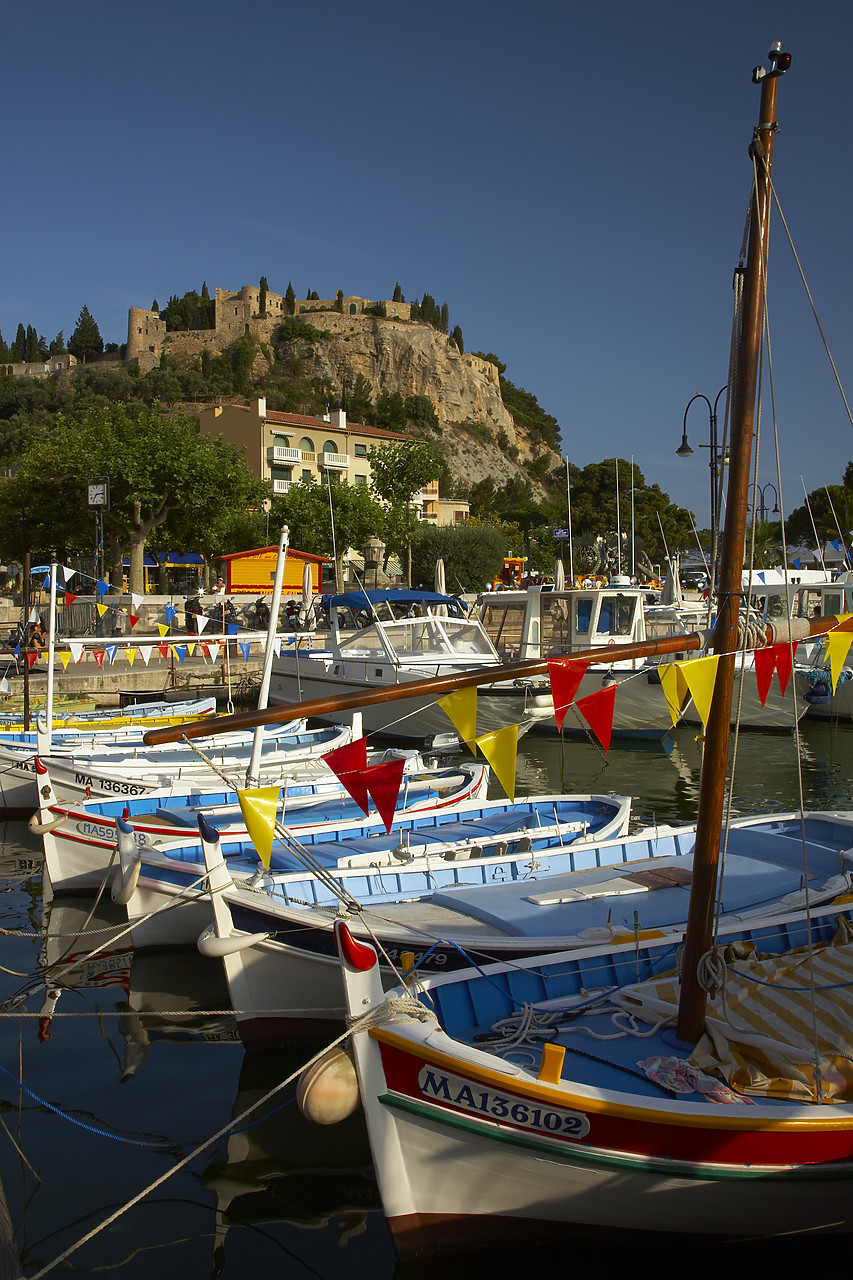 #080187-2 - Cassis Harbour, Bouches du Rhone, Cote d'Azur, Provence, France