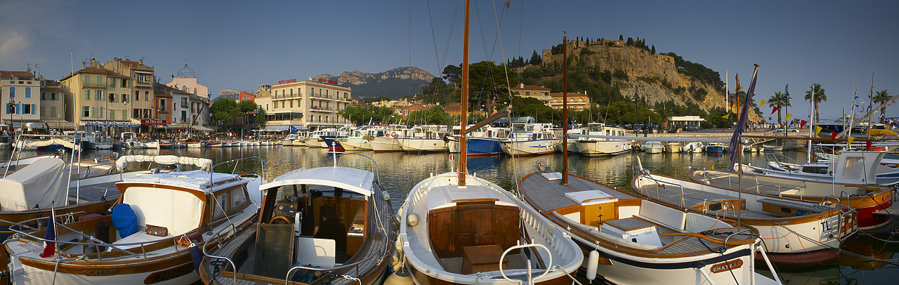 #080188-1 - Cassis Harbour, Bouches du Rhone, Cote d'Azur, Provence, France