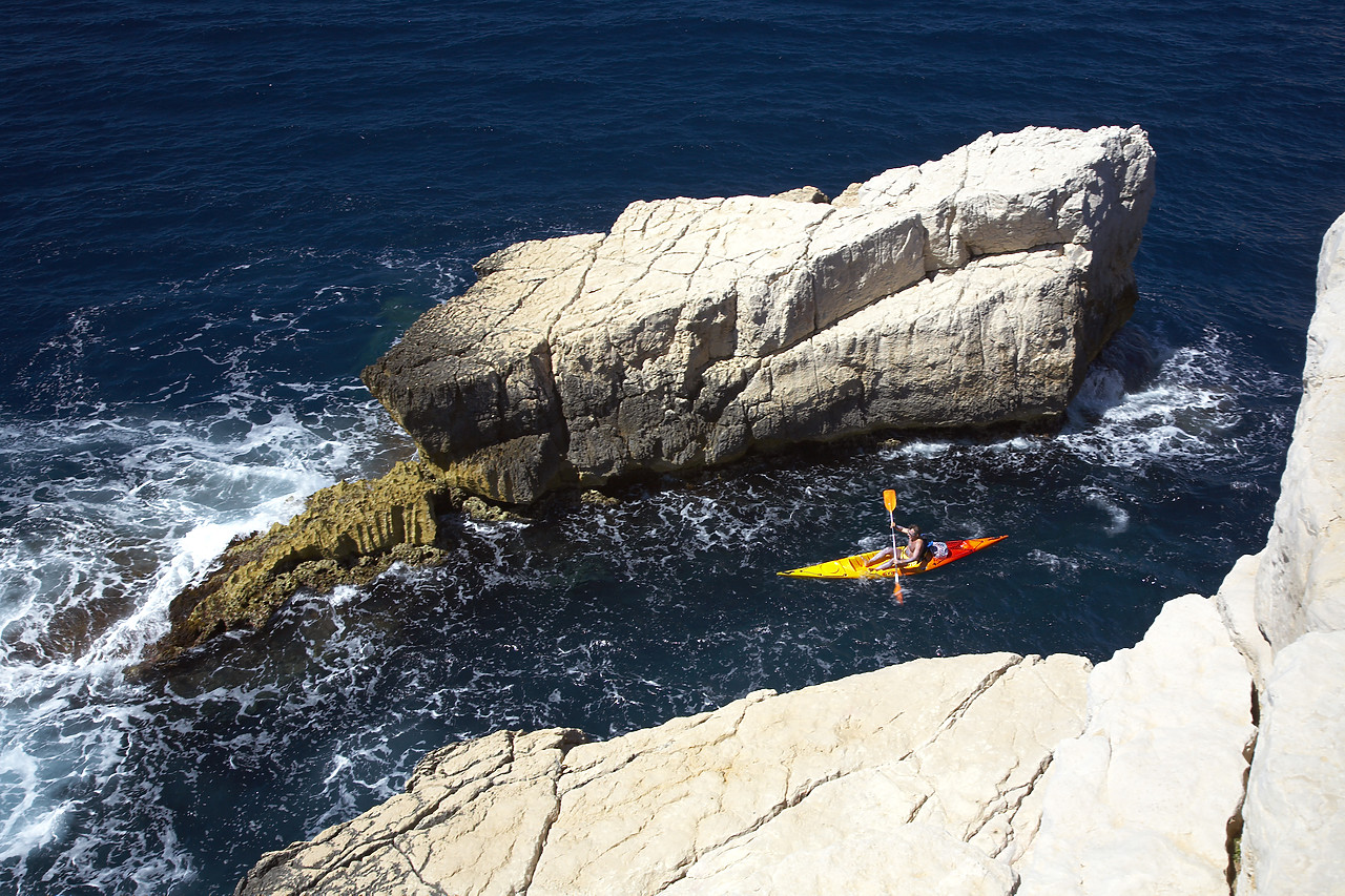 #080193-1 - Kayaker, Les Calanques, Cassis, Provence, France