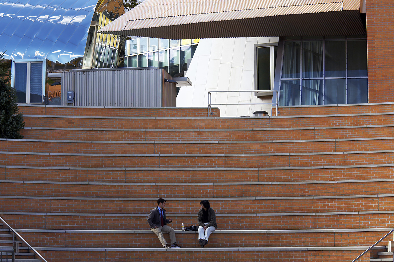 #080371-1 - Couple sitting in Ampitheatre, MIT, Cambridge, Massachusetts, USA