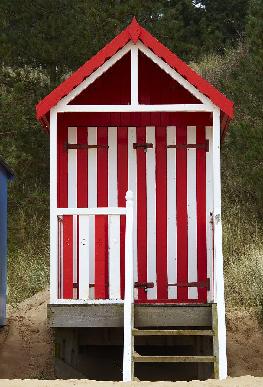 #090093-1 - Red & White Beach Hut, Wells-Next-The-Sea, Norfolk, England