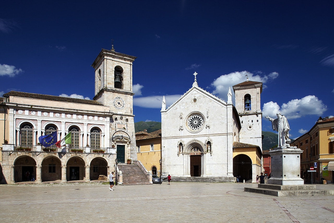 #090117-1 - Piazza S. Benedetto, Norcia, Umbria, Italy