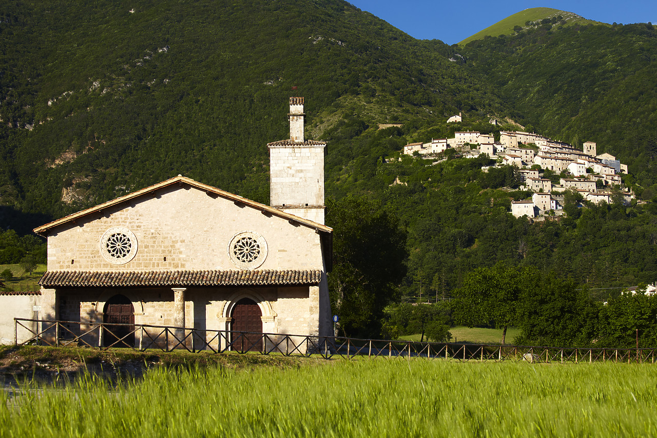 #090119-1 - Church of S. Salvatore, Campi, Umbria, Italy