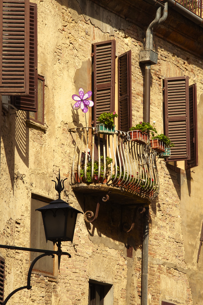 #090184-1 - Balcony & Shutters, Montepulciano, Tuscany, Italy