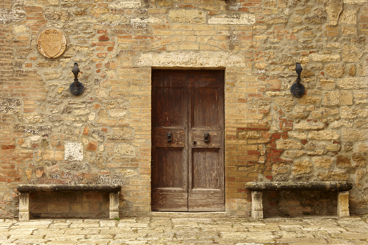 #090195-1 - Door & Benches, Lucignano d'Asso, Tuscany, Italy