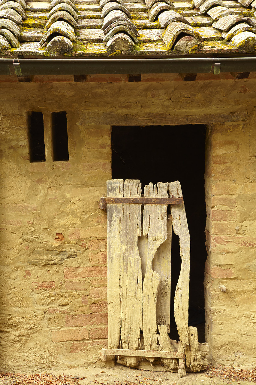 #090200-1 - Old Barn Door, Lucignano d'Asso, Tuscany, Italy