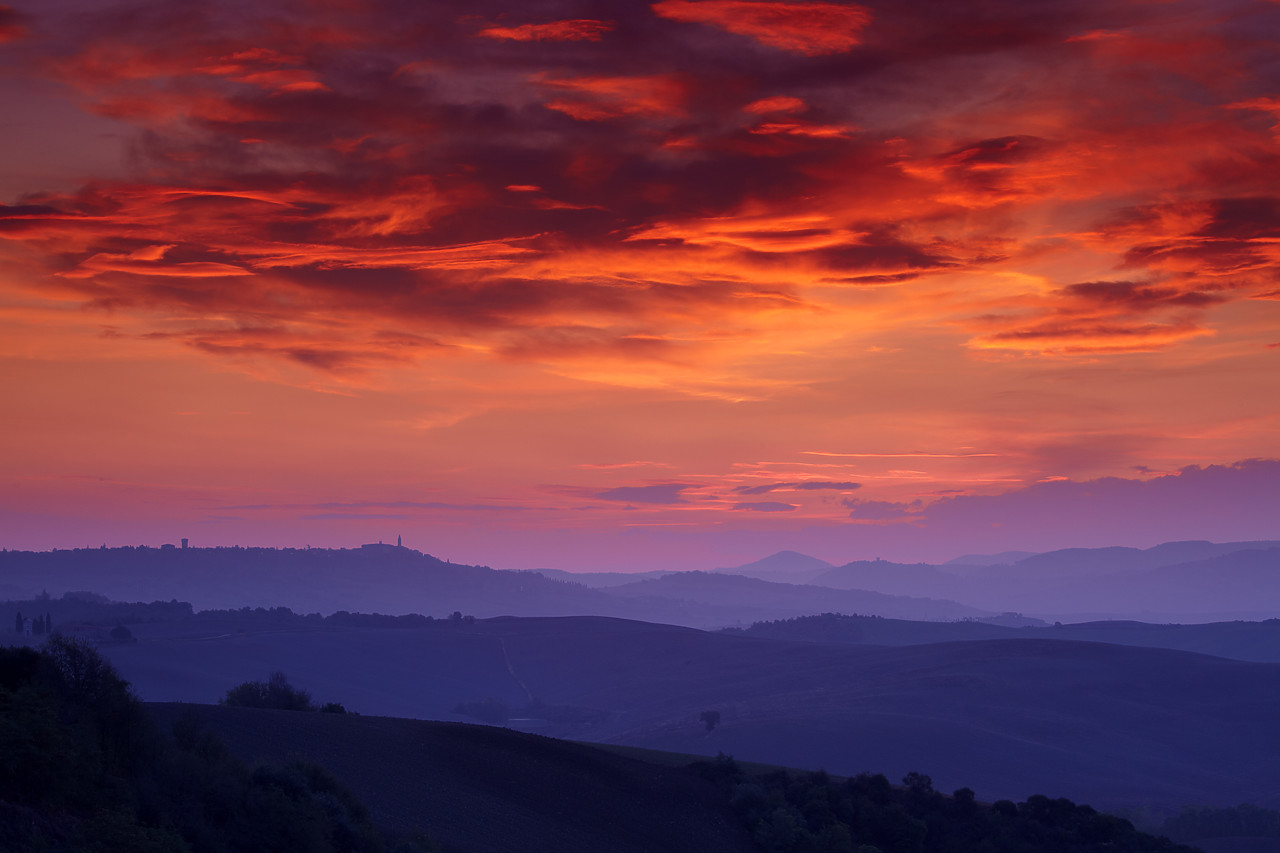 #090206-1 - Sunrise over Val d' Orcia, Tuscany, Italy