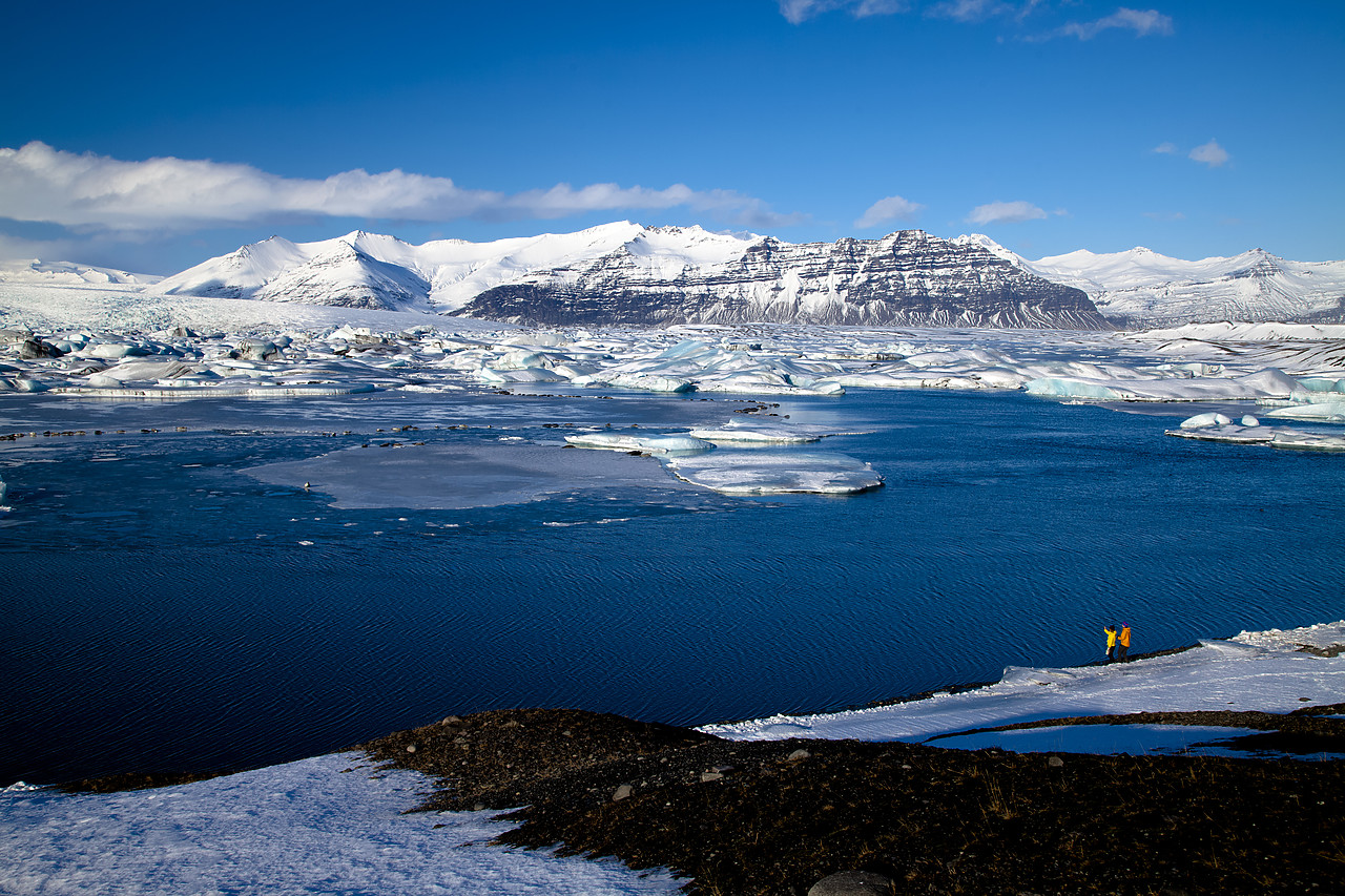 #100078-1 - Couple Watching Common Seals at Jškuls‡rl—n Iceberg Lagoon, Iceland