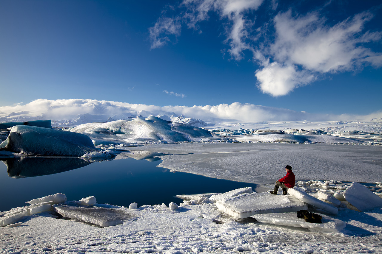 #100082-1 - Man overlooking Jškuls‡rl—n Iceberg Lagoon, Iceland