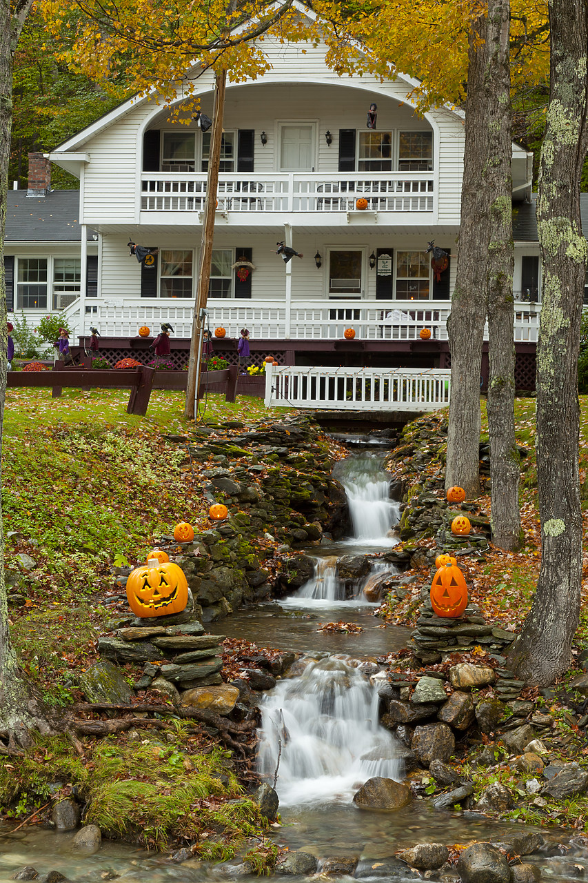 #100403-1 - Country Inn in Autumn, Vermont, USA