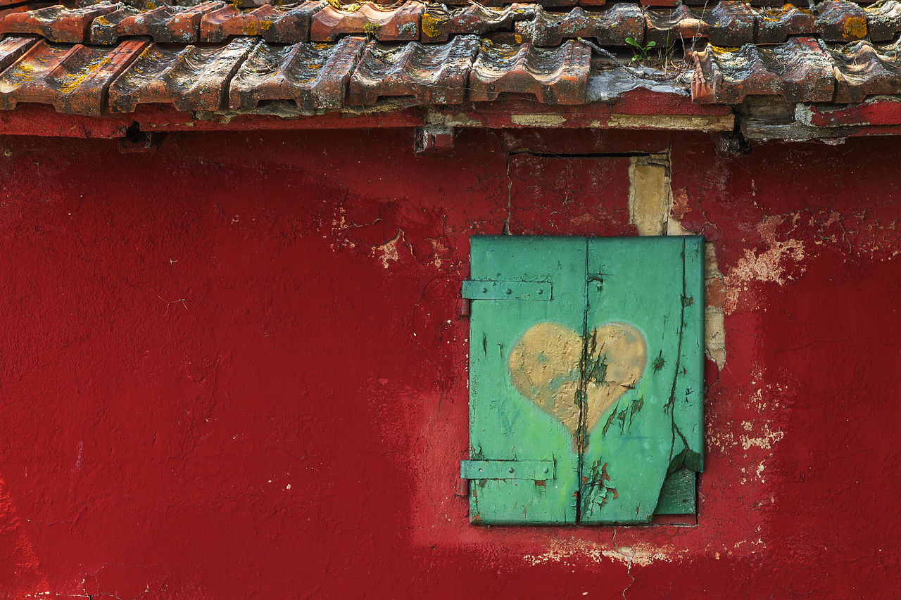 #120077-1 - Heart on Green Shutters, Val d'Orcia, Tuscany, Italy