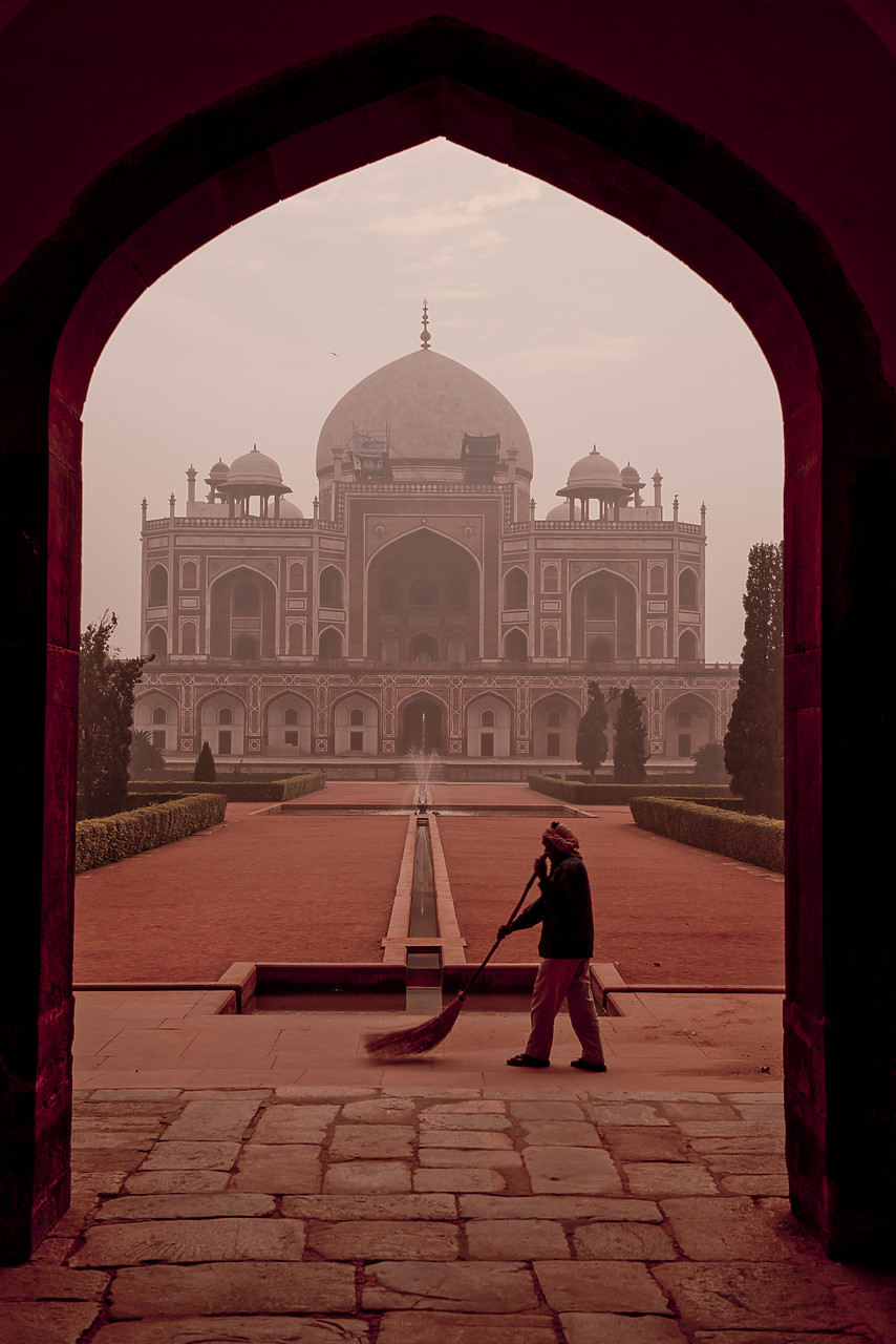 #130125-1 - Sweeper at Humayun's Tomb, New Delhi, India