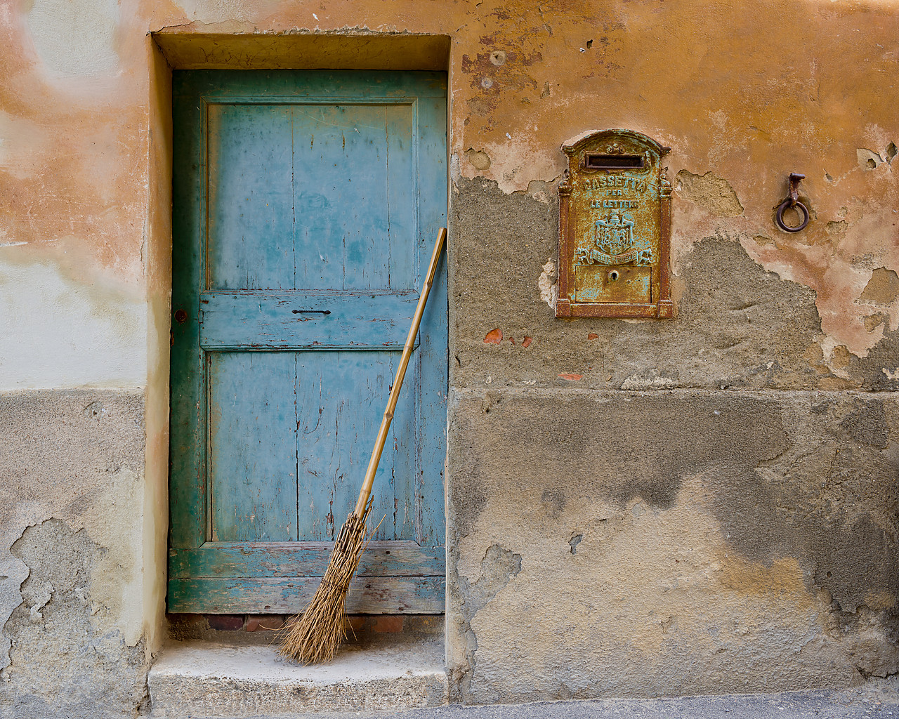 #130187-1 - Blue Door & Broom, Lucignano d'asso, Tuscany, Italy