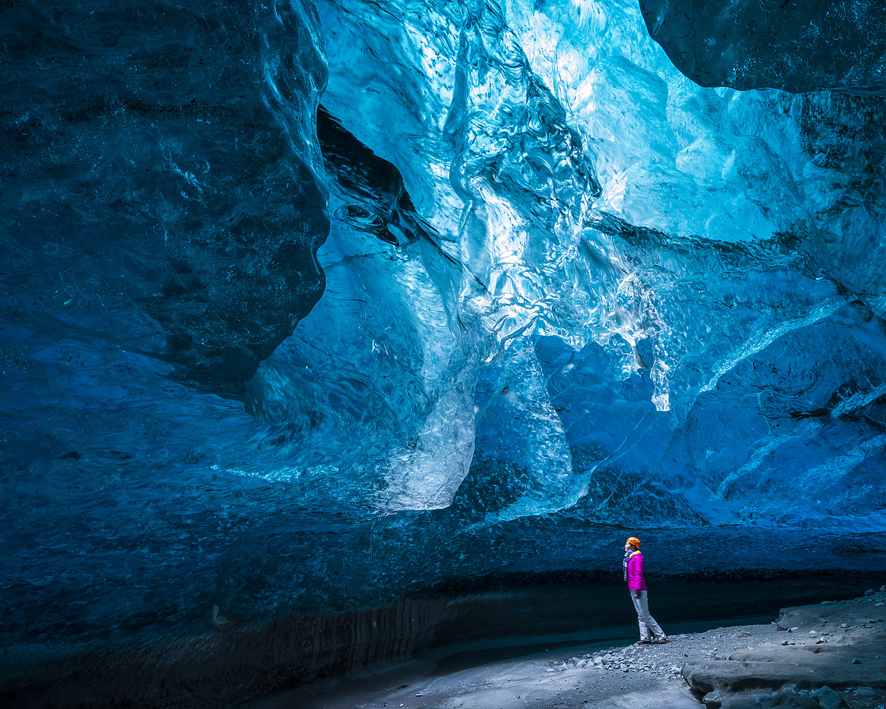 #140039-1 - Exploring a Glacial Ice Cave, Iceland