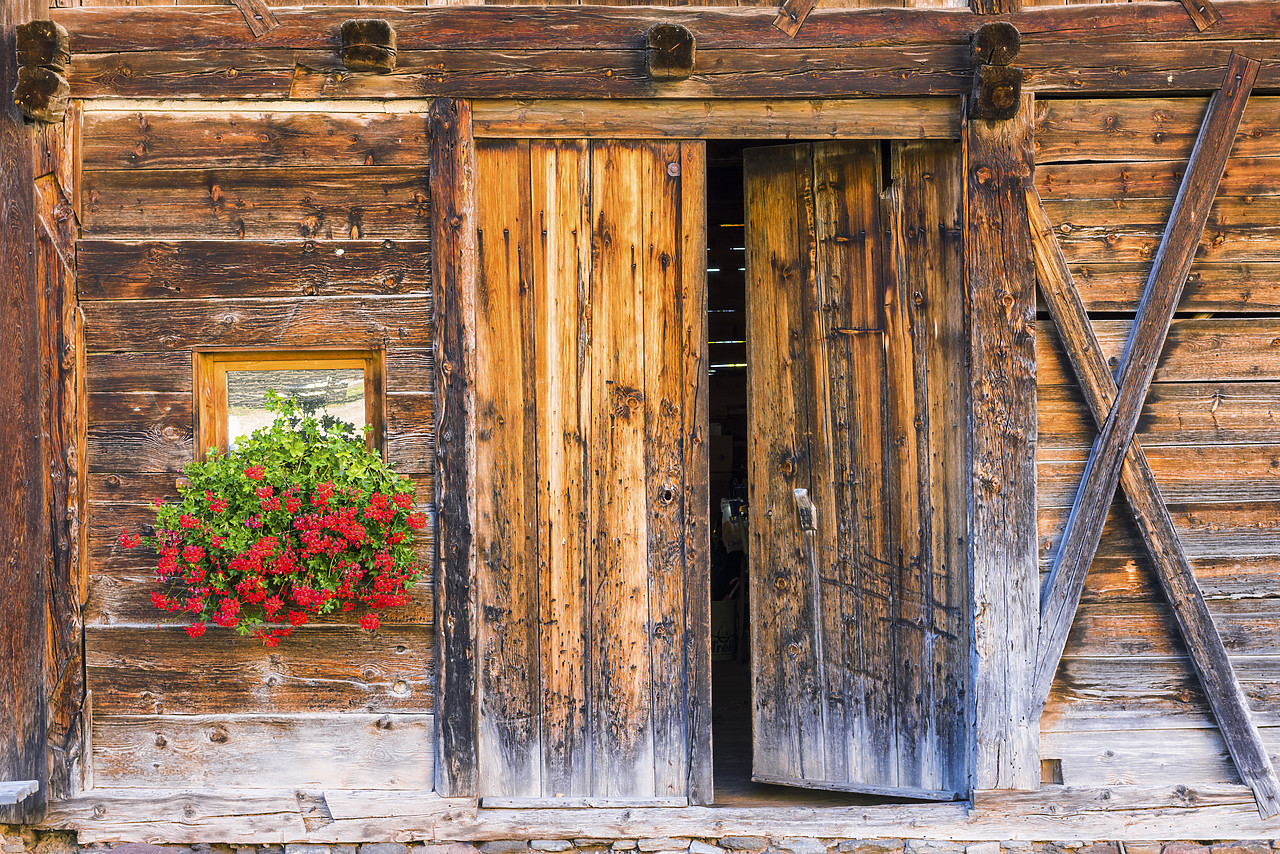 #140362-1 - Rustic Barn Door & Geraniums, Val di Funes, Dolomites, South Tyrol, Italy