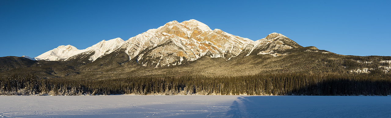 #150566-1 - Pyramid Lake in Winter, Jasper National Park, Alberta, Canada