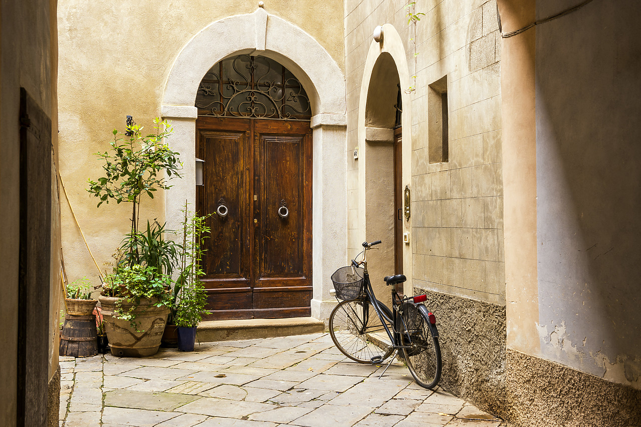 #160023-1 - Bike in Courtyard, Pienza, Tuscany, Italy