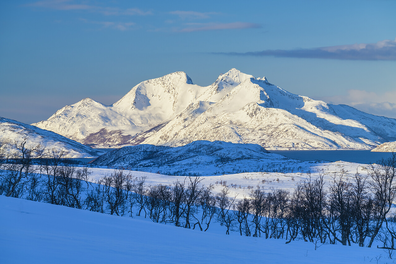 #220037-1 - VengsÃ¸ytinden & Kvantotinden in Winter, VengsÃ¸ya Island, Tromso, Norway