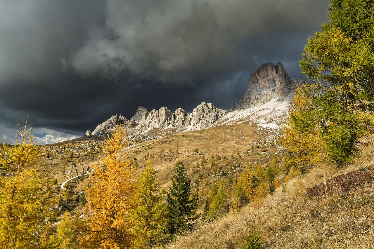 #220707-1 - Passo Giau in Autumn, Dolomites, South Tyrol, Italy