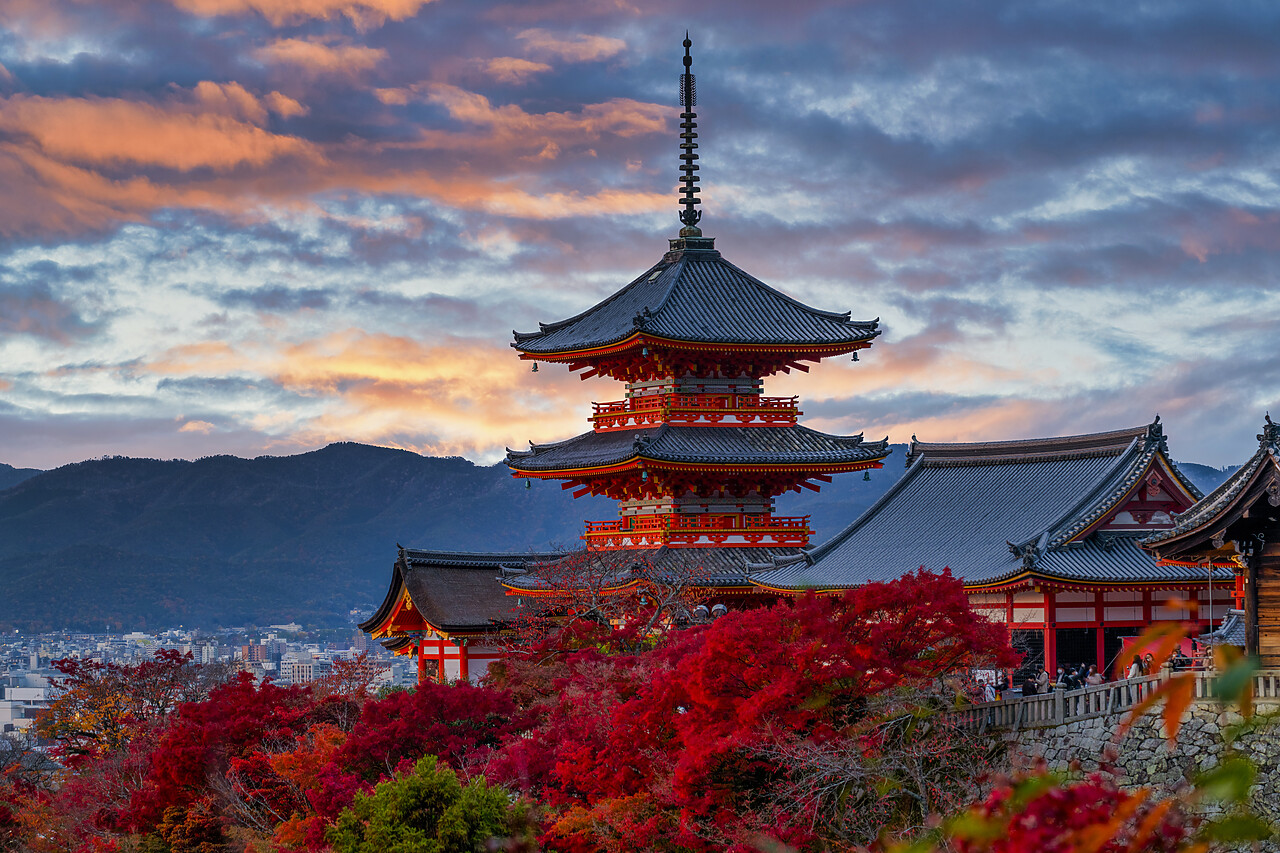 #220750-1 - Sanjunoto pagoda of Kiyomizu-dera Temple at Sunset in Autumn, Higashiyama, Kyoto, Japan