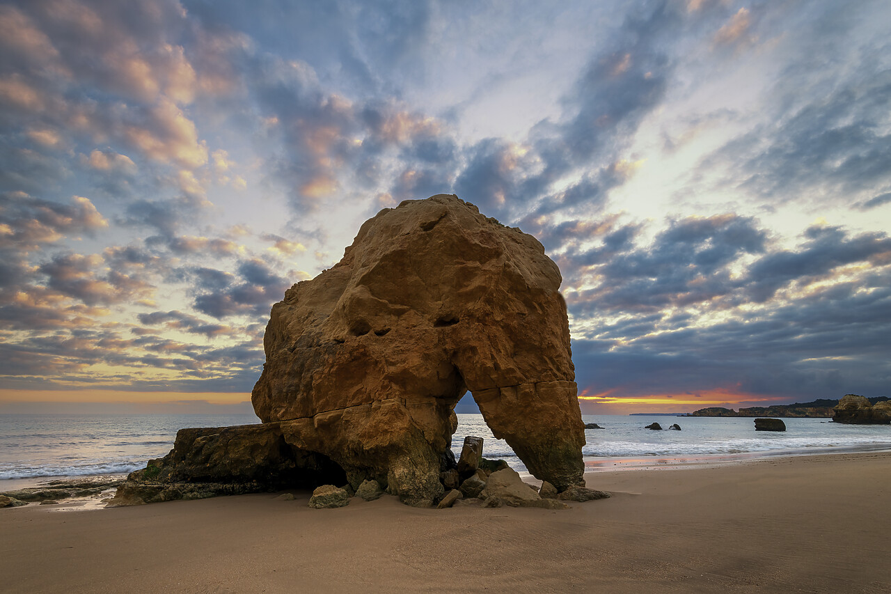 #220801-1 - Sea Stack on Tres Castelos Beach, PortimÄo, Algarve, Portugal