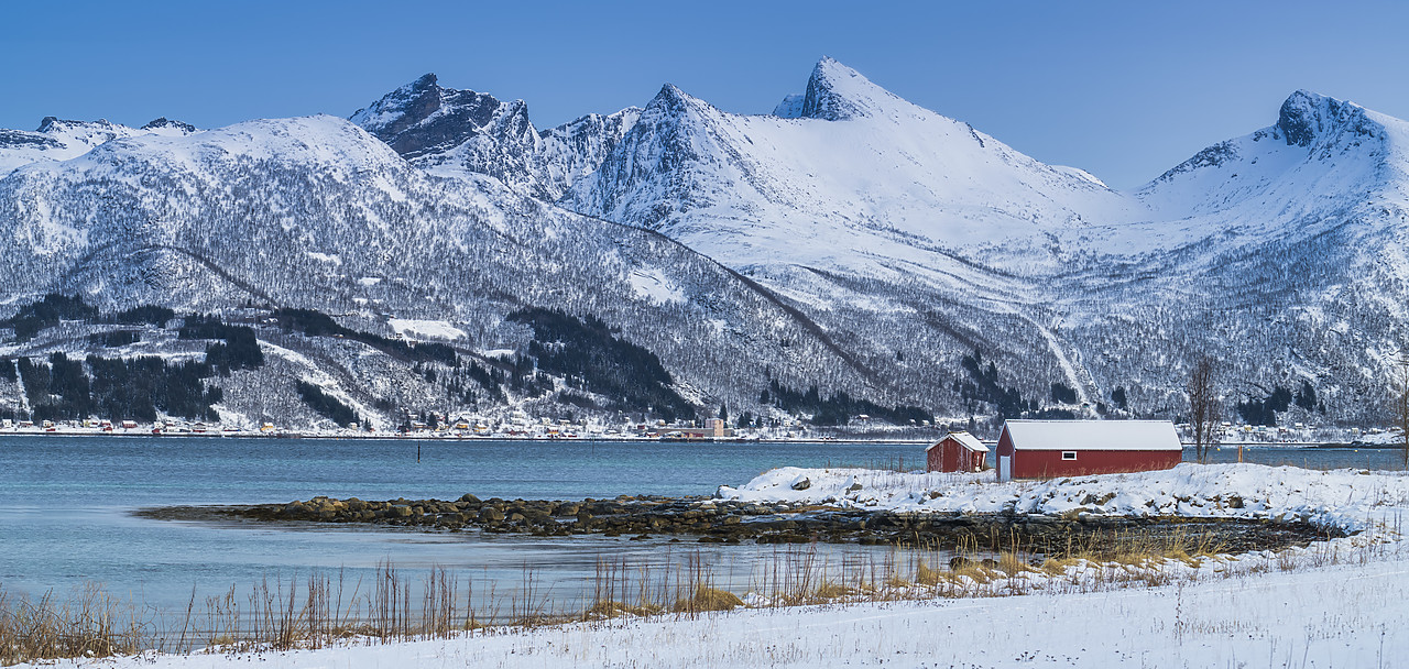 #400082-1 - Red Boat Huts & Fjord, Senja, Norway