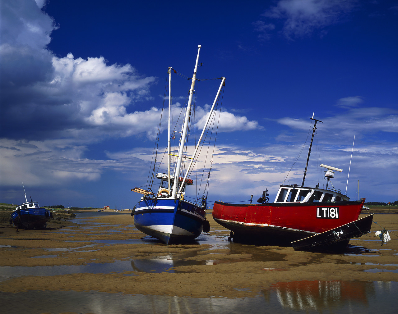 #881393-1 - Tide Stranded Fishing Boats, Wells-Next-The-Sea, Norfolk, England