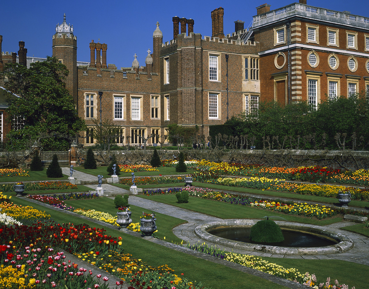 #902741-1 - Patio Garden, Hampton Court Palace, London, England