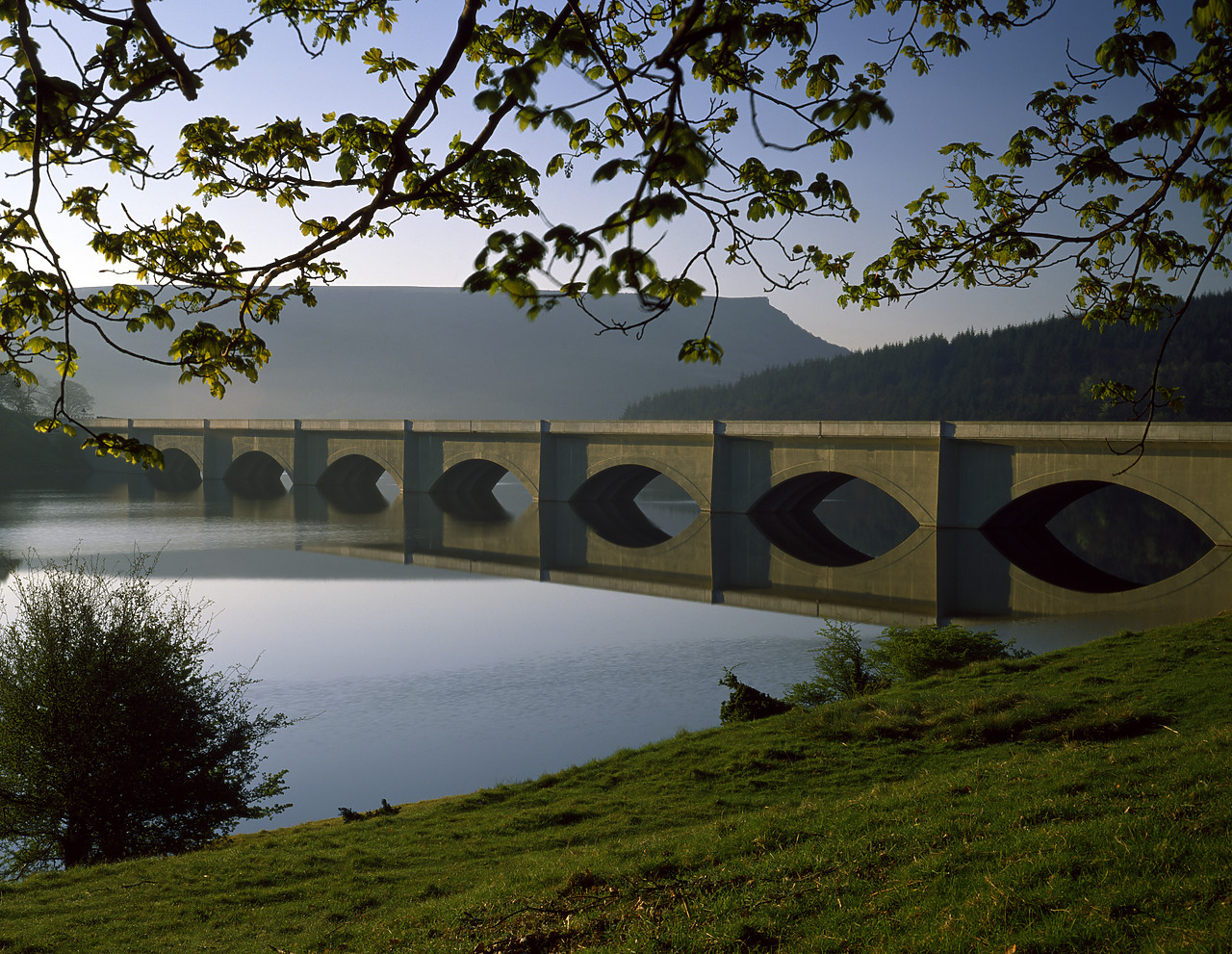 #913369-1 - Ladybower Reservoir Bridge, Peak District National Park, Derbyshire, England