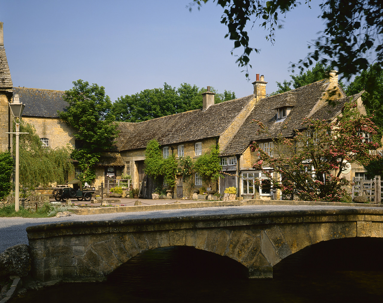 #924009-1 - Stone Bridge & Cottages, Bourton-on-the-Water, Gloucestershire, England