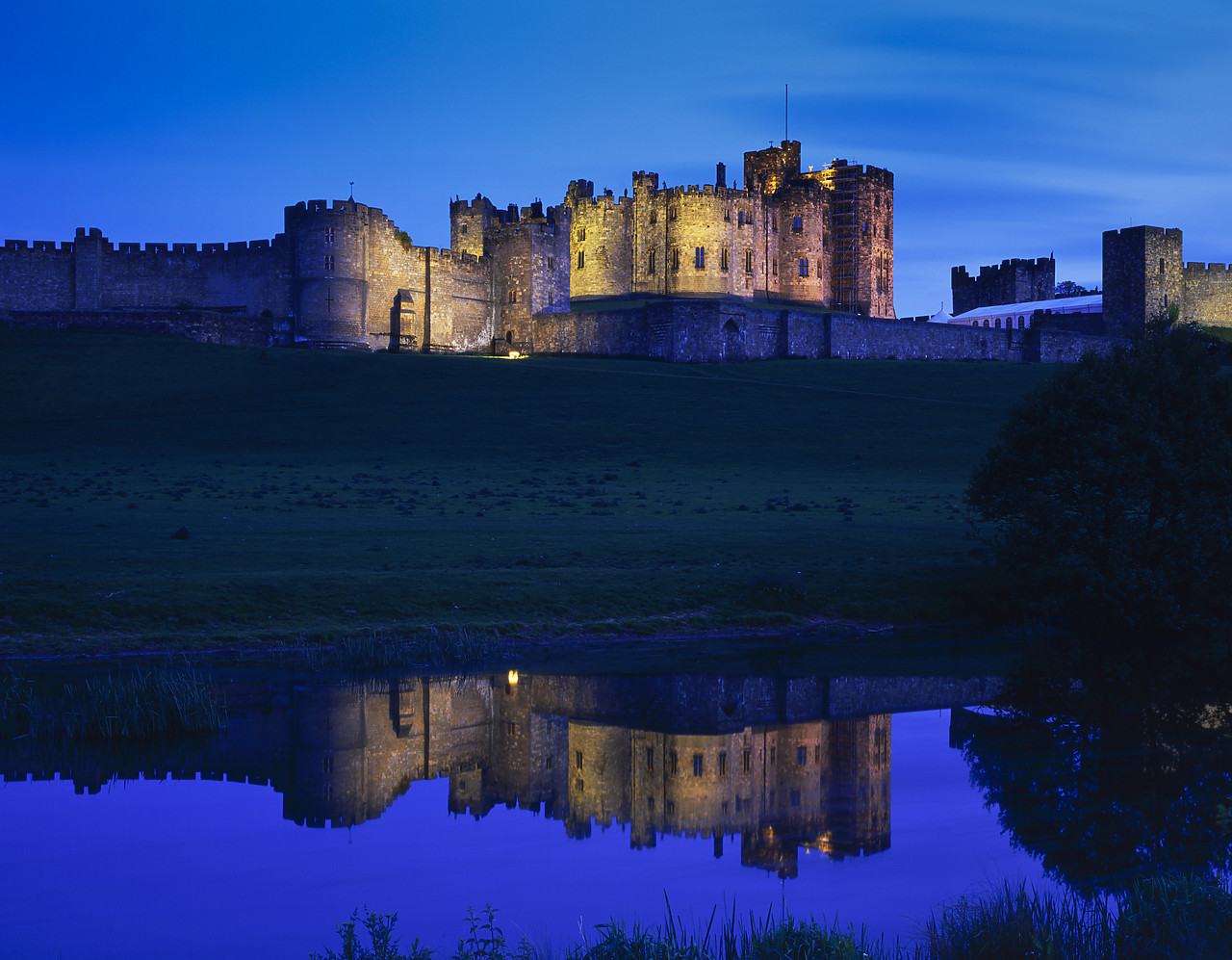 #966077 - Alnwick Castle at Night, Northumberland, England