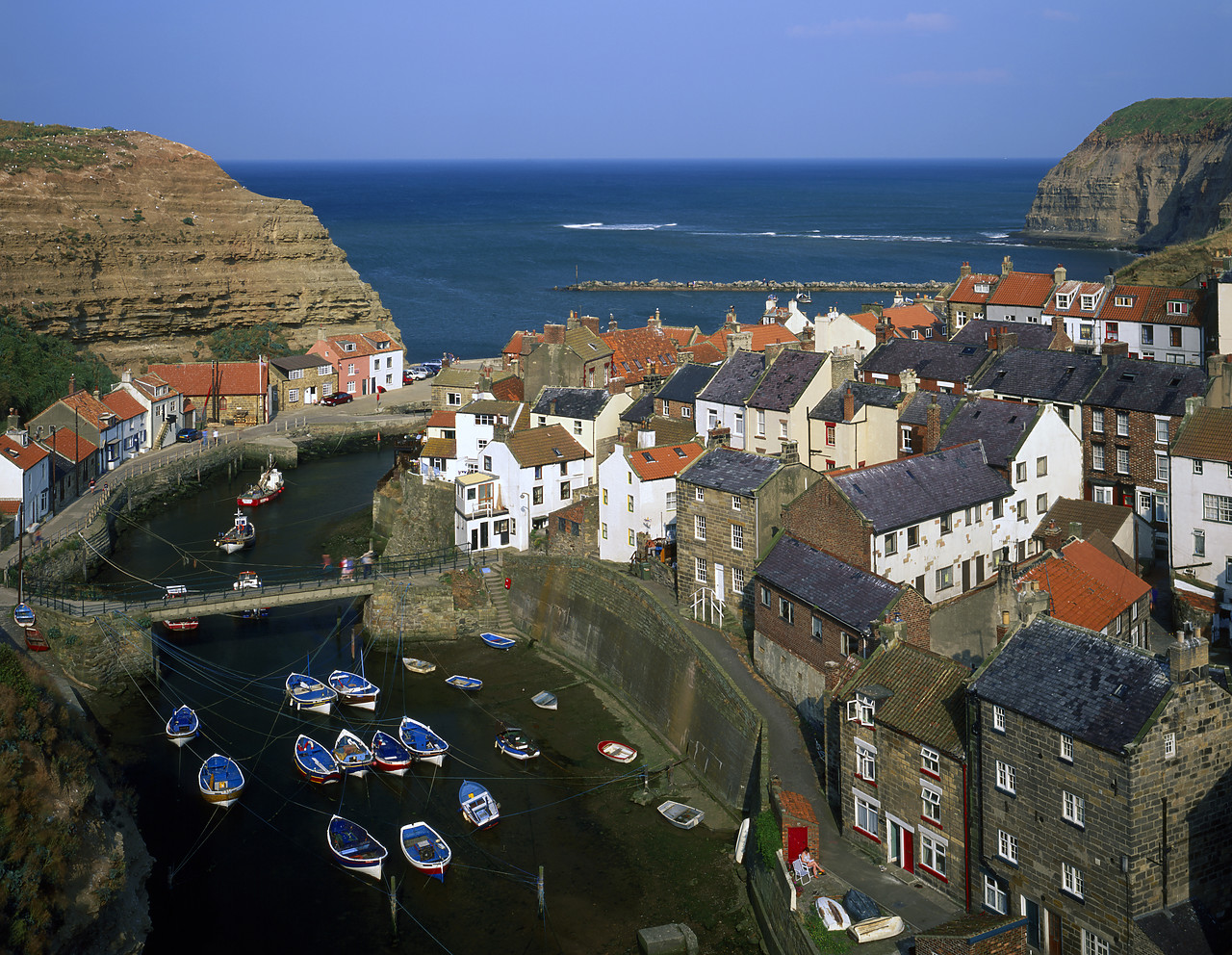 #980990-1 - Staithes, North Yorkshire, England